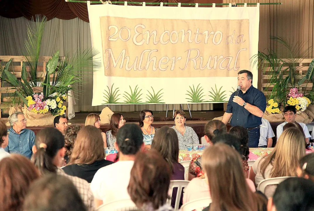 Prefeito de Apucarana , Beto Preto, discursa no 20º Encontro da Mulher Rural, na Acea