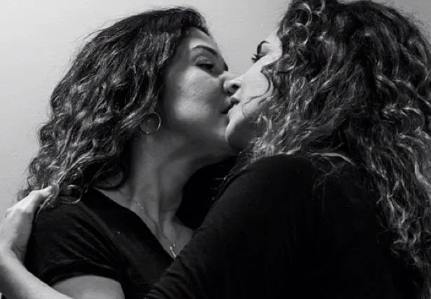Daniela Mercury posta foto beijando a mulher