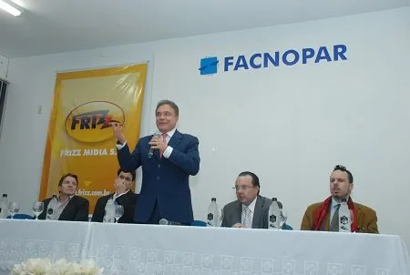 Senador paranaense Alvaro Dias (PSDB) respondeu questionamentos de estudantes no auditório da Facnopar | Foto: Sérgio Rodrigo
