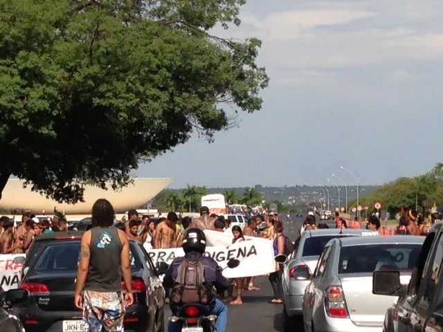 Foto tirada há pouco mostra os índios interrompendo o trânsito na Esplanada dos Ministérios (Divulgação)