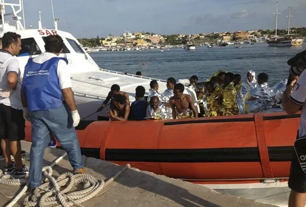  Sobreviventes de naufrágio na costa de Lampedusa são resgatados (Foto: Nino Randazzo/ASP press office/Reuters)