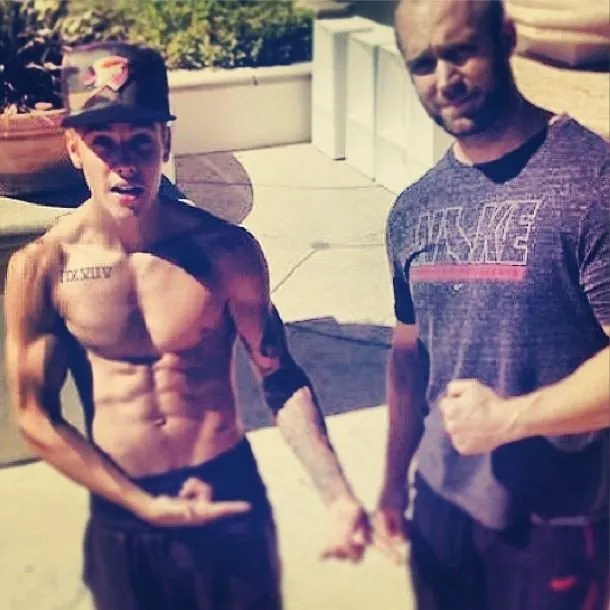 Justin Bieber aparece saradíssimo em foto com treinador