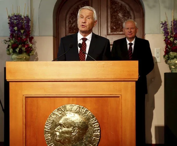  Thorbjorn Jagland, chefe do Comitê do Nobel, faz o anúncio nesta sexta-feira (11) em Oslo (Foto: AFP)