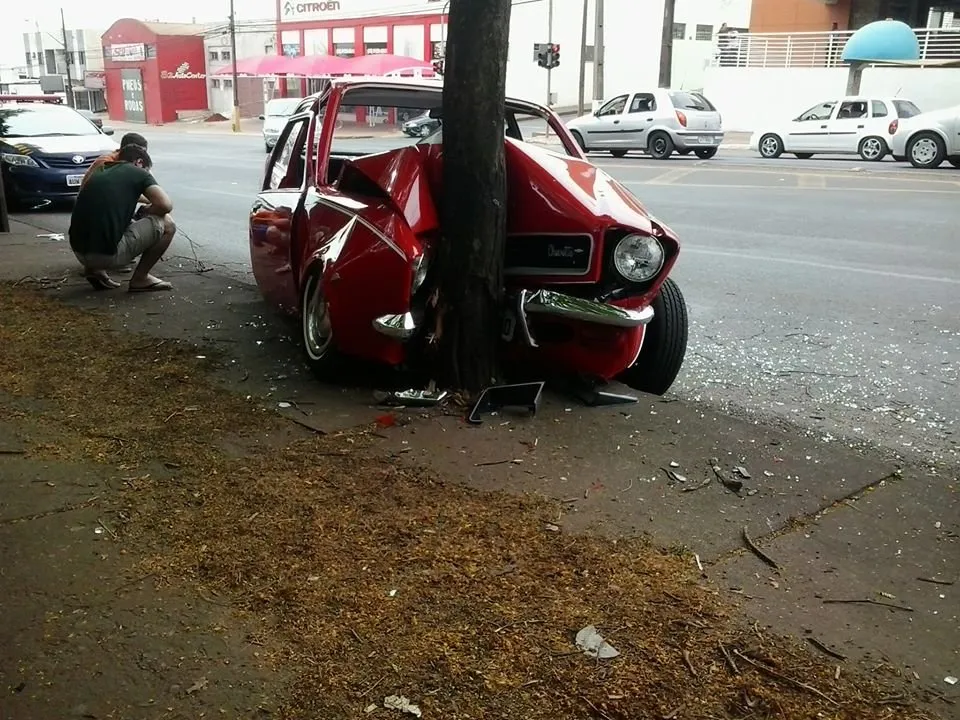 Automóvel se choca com árvore na Avenida Minas Gerais