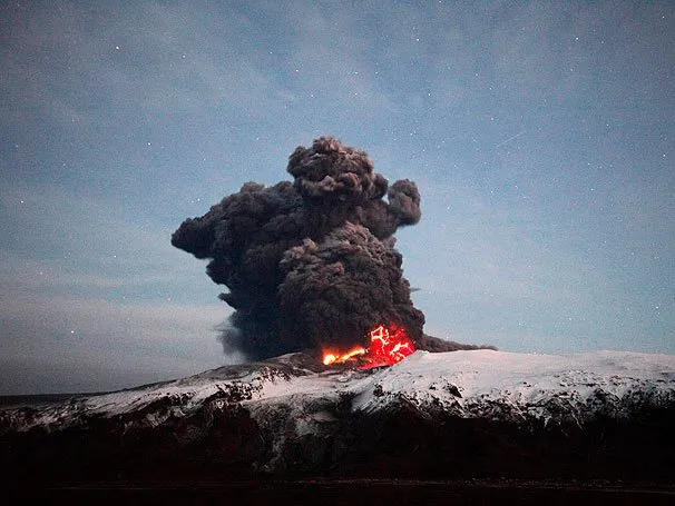  Impacto dos cancelamentos de voos na Europa sobre as companhias aéreas já supera o do 11 de Setembro; vulcão islandês continua em atividade.