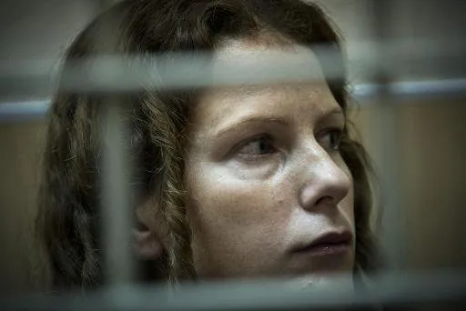 Foto divulgada pelo Greenpeace mostra a ativista brasileira Ana Paula Maciel durante audiência em tribunal de Murmansk em 17 de outubro (GREENPEACE/AFP, DMITRI SHAROMOV)