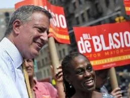  O candidato democrata à prefeitura de Nova York Bill de Blasio cumprimenta eleitores no Upper West Side, acompanhado da mulher, Chirlane McCray, em 10 de setembro de 2013 (AFP, Timothy Clary)