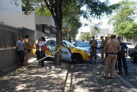 PM permanece em local onde está bomba no centro de Apucarana (Foto: Júnior Tibi)