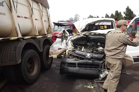 Um acidente envolvendo uma van que levava  trabalhadores e um caminhão deixou 16 pessoas feridas na manhã desta terça-feira (12) na PR-444, em Arapongas (Foto: Carol Flores) 