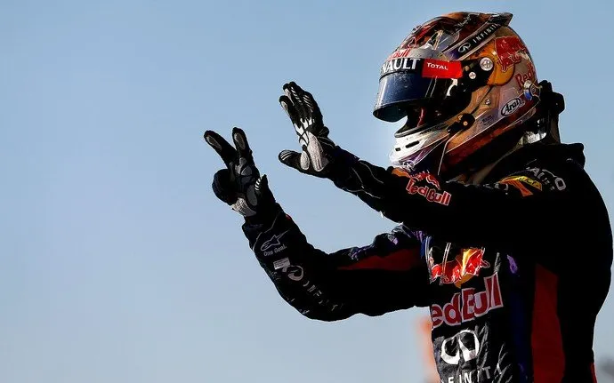  Com seu capacete de touro, Vettel exibe o número de vitórias consecutivas (Foto: Getty Images)