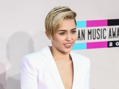  Miley Cyrus faz piada com cabelos platinados de Kim Kardashian