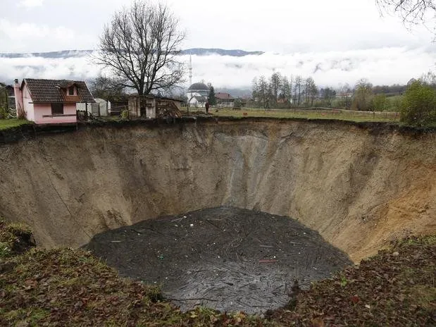  magem do dia 21 de novembro mostra o enorme buraco no vilarejo de Sanica Foto: AP
