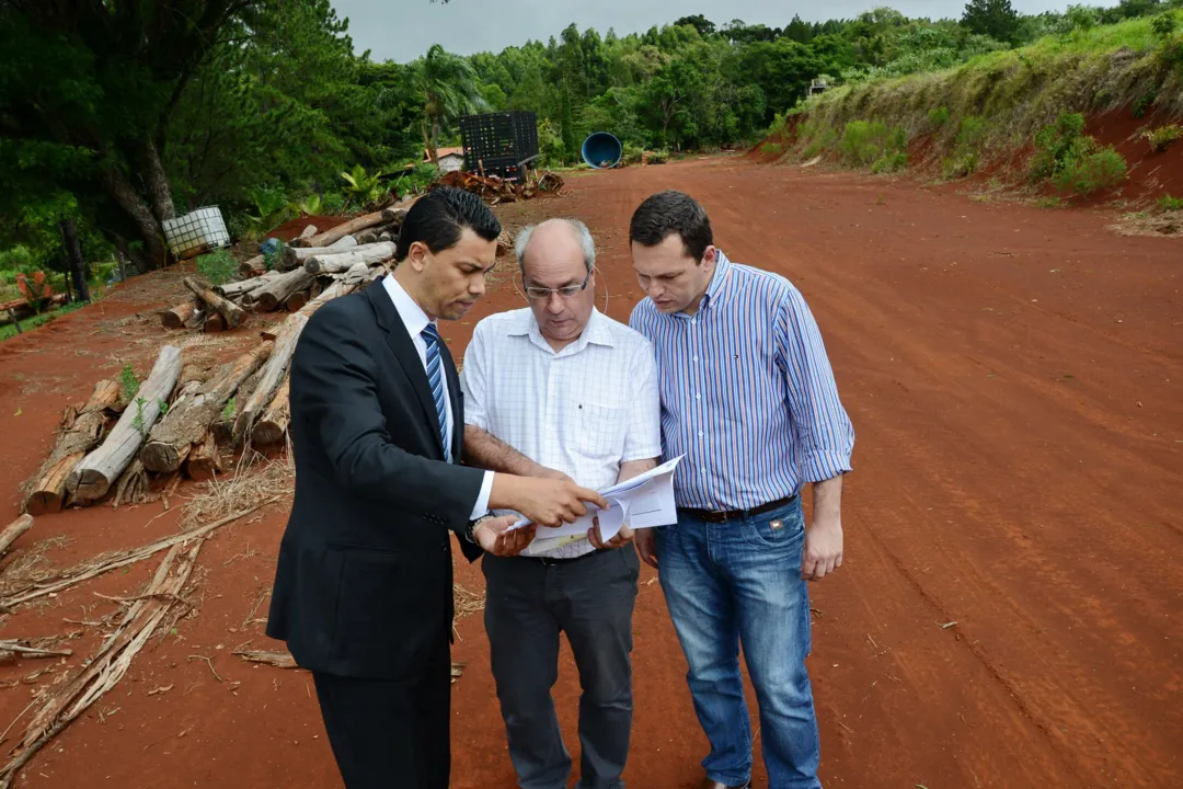 Autoridades no novo terreno designado para construção de penitenciária (Delair Garcia, da Tribuna do Norte)