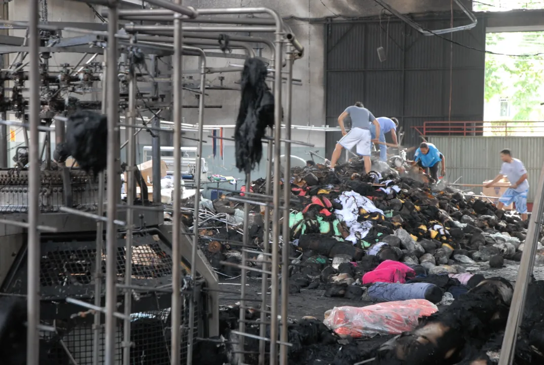 Nesta segunda-feira (2), funcionários da Companhia da Malha vasculhavam o que restou na fábrica após o incêndio (Sérgio Tibi)