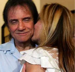  Roberto Carlos recebe um beijo de Rosemary
