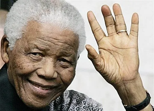Nelson Mandela é enterrado em Qunu