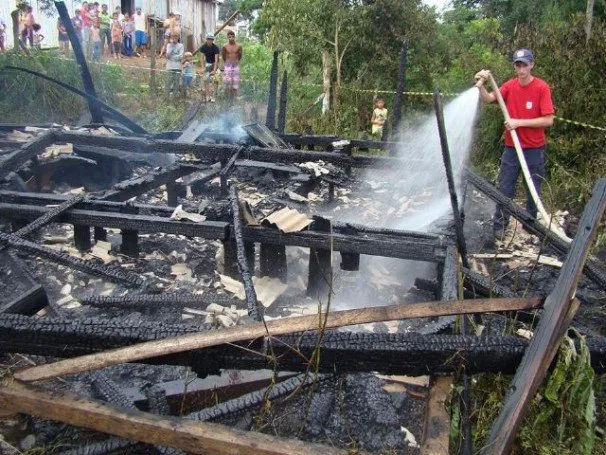 Casa foi rapidamente consumida pelas chamas e duas crianças morreram carbonizadas  IMAGEM: MAURICIO BOSAK/REDE SUL DE NOTÍCIAS