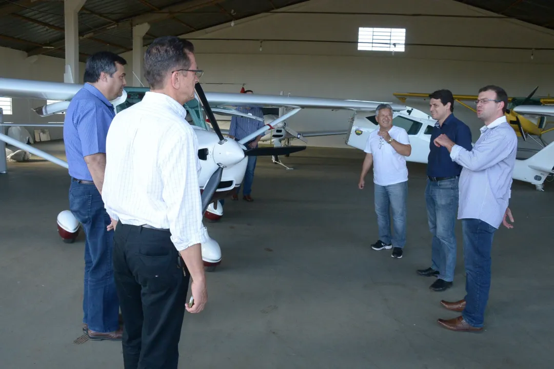 Prefeito Beto Preto e o vice Júnior da Femac estiveram no Aeroporto Capitão João Busse para conhecer a primeira aeronave apucaranense | Foto: Sérgio Rodrigo