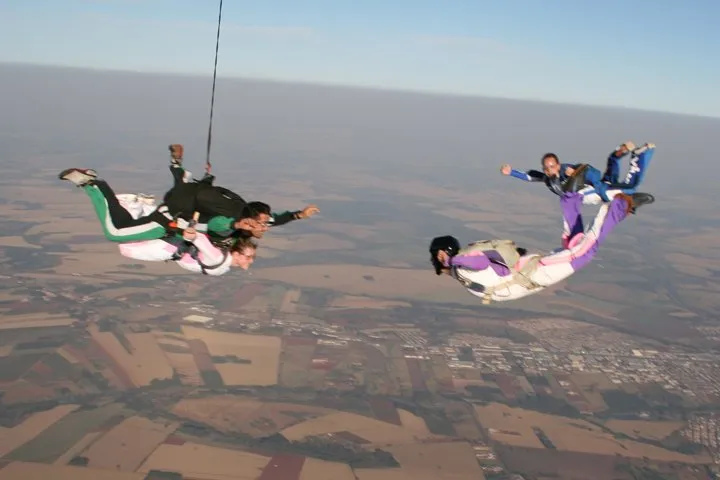 Instrutores e saltadores do Clube de Paraquedismo Sky Diver´s vãi estar em Apucarana no próximo fim de semana para um festival de paraquedismo - Fotos: skydivers.com.br/galeria