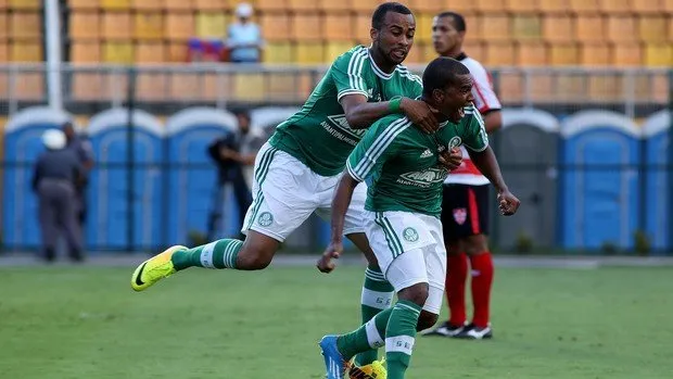 Mazinho comemora com Wesley gol do Palmeiras sobre o Linense (Foto: Luis Moura / Agência Estado) 
