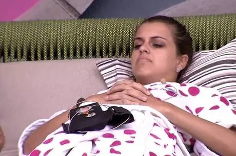  Angela diz que beijaria uma mulher, mas não ficaria nua no banho Reprodução/Rede Globo