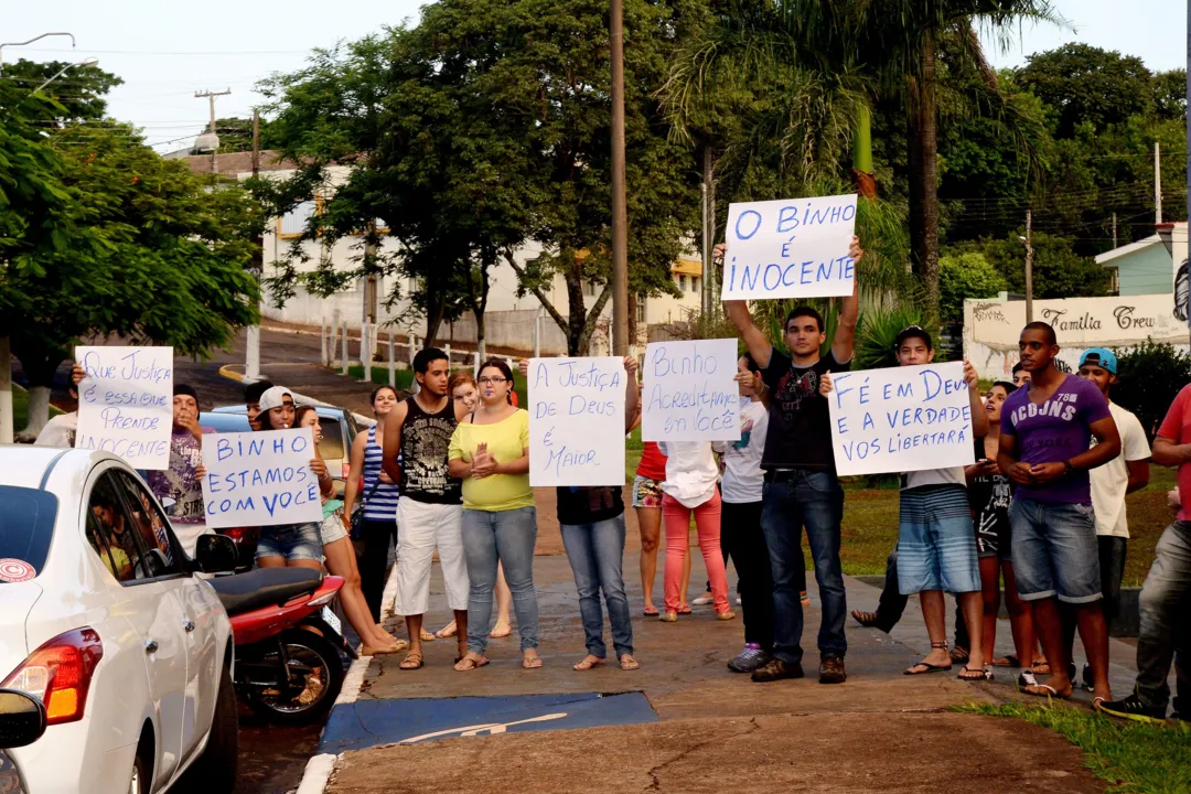 Familiares e amigos de Cleverson Pedro Luiz, o Binho, protestaram | Foto: Sérgio Rodrigo