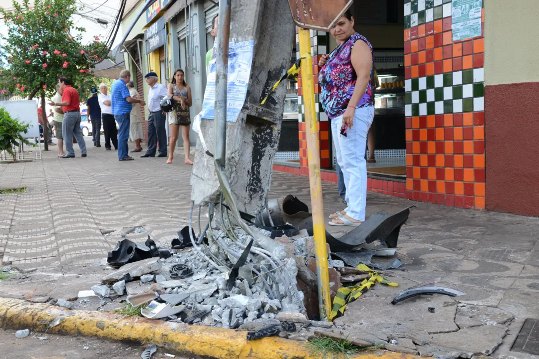 GM Cruze se chocou com um poste de iluminaçao publica, que quase foi arrancado e ficou inclinado (Foto: Delair Garcia)