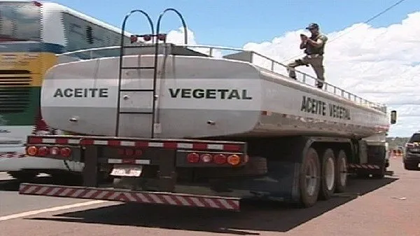 Caminhão tanque carregado com quatro toneladas de maconha foi apreendido em Santa Terezinha de Itaipu (Foto: RICMAIS/Cascavel)