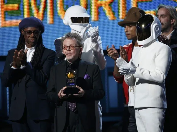  Ao lado do produtor Paul Williams e de Pharrell Williams e Nile Rodgers, o Daft Punk recebe o Grammy de ‘Álbum do ano’ (Foto: Reuters/Mario Anzuoni)