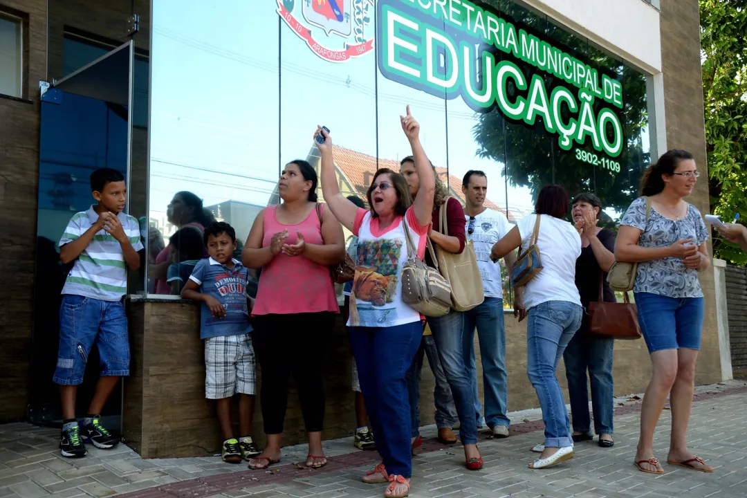 Moradores da Gleba Orle protestaram hoje (30) pela manhã contra o fechamento da Escola Municipal Rocha Pombo (Foto: Sérgio Tibi)