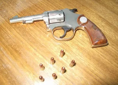 Polícia investiga procedência de revólver apreendido com quarteto em Jandaia do Sul