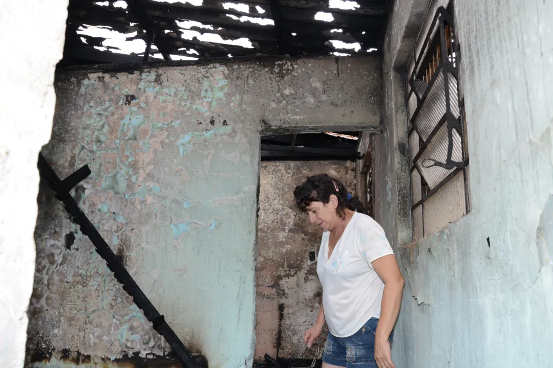 IIncêndio destroi casa em Apucarana - Fotos: Delair Garcia