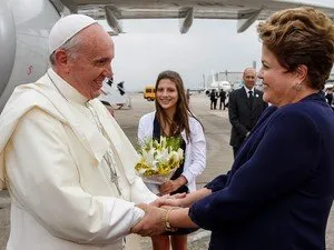  Dilma recepciona o Papa Francisco na chegada do pontífice ao Rio de Janeiro em julho do ano passado (Foto: Roberto Stuckert Filho/PR)
