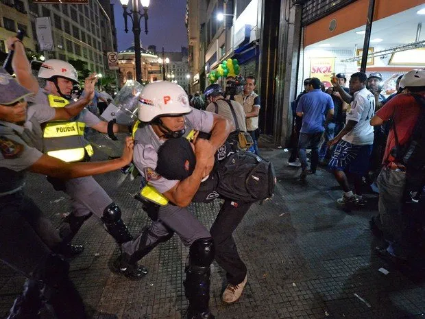 PM usa 'Tropa do Braço' e detém cerca de 230 em protesto