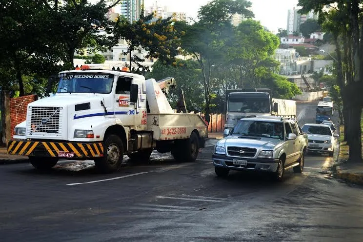 Caminhão tem pane e tráfego fica lento em rua de Apucarana - Foto: Sérgio Tibi/Tribuna do Norte