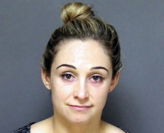 Melissa Lindgren, de 28 anos, foi presa por abusar de dois meninos e enviar fotos dela nua para os garotos  IMAGEM: NY DAILY NEWS 