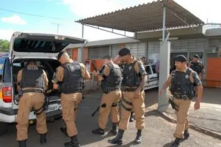 ​PM e agentes carcerários evitam fuga do minipresídio de Apucarana - Foto: Tribuna do Norte