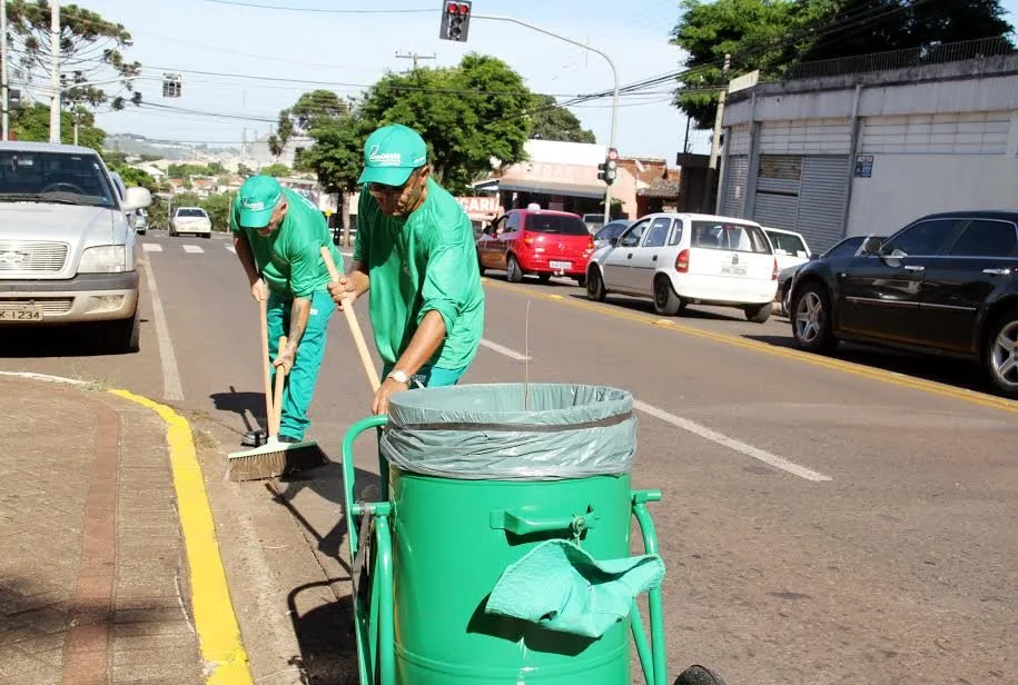 Empresa terceirizada assume varrição das ruas em Apucarana (Divulgação)