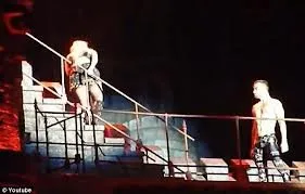 Performer vomita em Lady Gaga durante show - Foto: dailymail