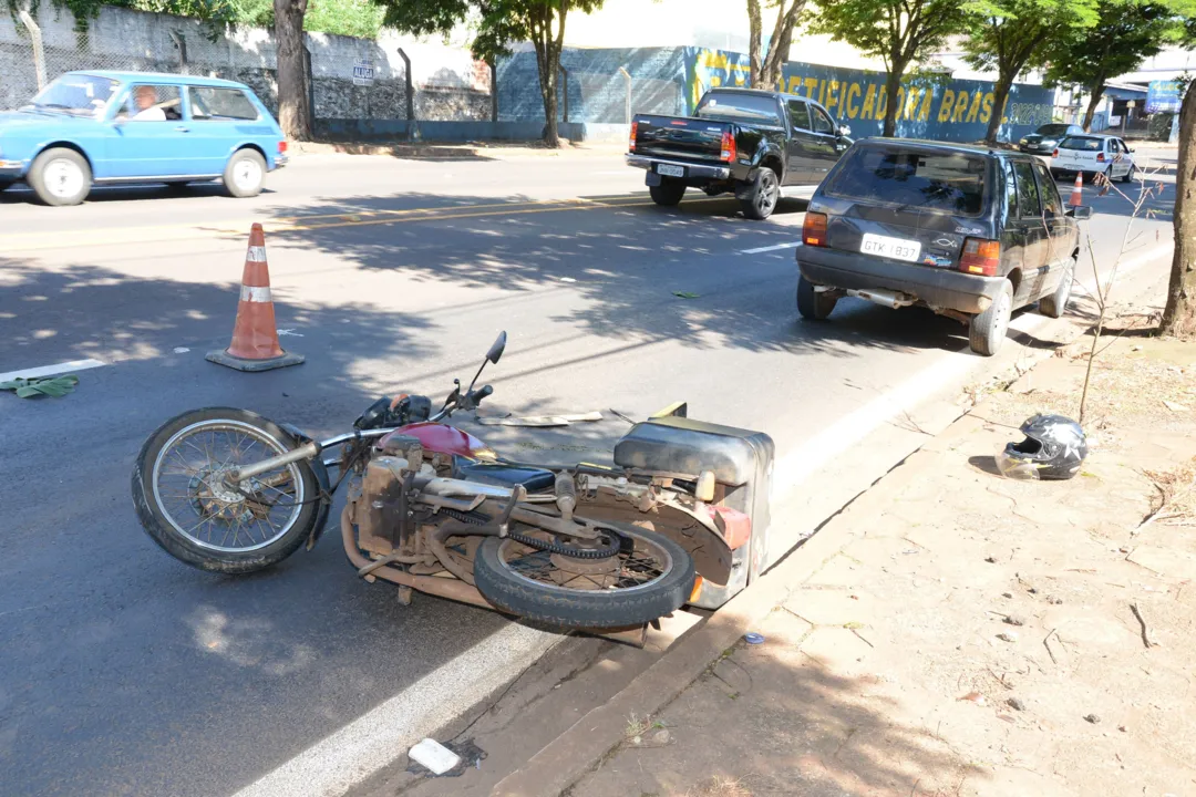 Colisão de motos deixa rapaz gravemente lesionado em Apucarana