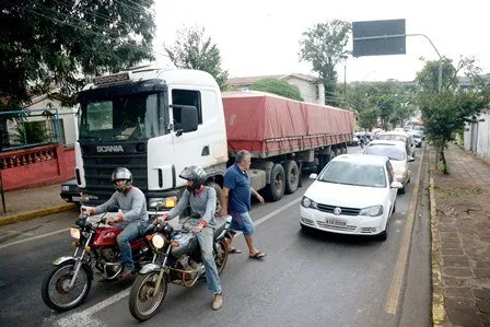  Caminhão parado dificulta o trânsito na Rua Munhoz da Rocha