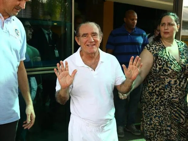 Renato Aragão tem alta de hospital no Rio