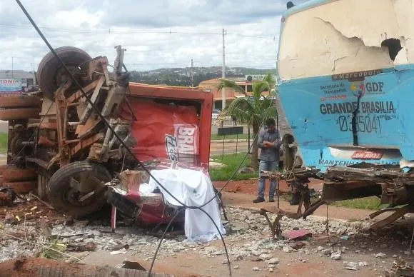 No acidente, quatro pessoas morreram e mais quatro ficaram feridasKatiana Rabêlo/Agência Brasil