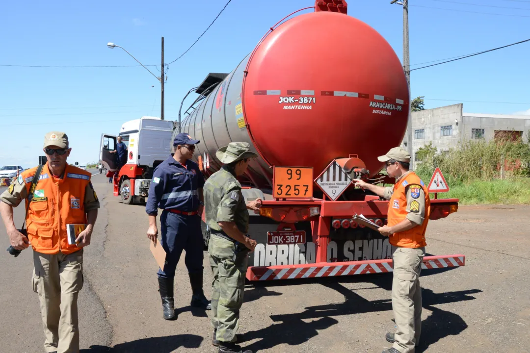 Operação conjunta fiscaliza veículos de carga em Apucarana - Foto: Delair Garcia, da Tribuna do Norte