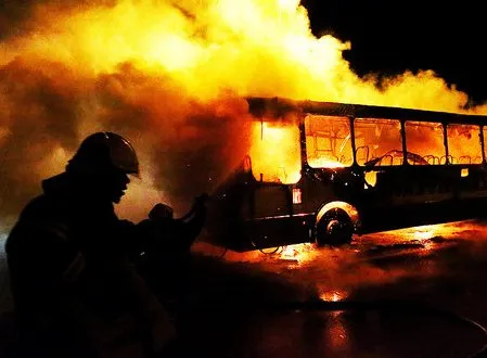 Mais um ônibus é incendiado na Grande São Paulo