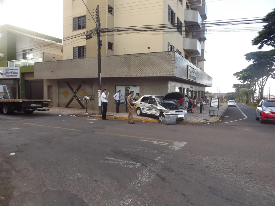 Colisão envolveu um Fiat Palio que trafegava pela Avenida São João e um caminhão que seguia pela Rua Rio Grande do Sul (Fotos: Luiz Demétrio)