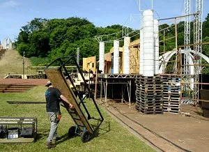 Grupo realiza preparativos da peça "Paixão de Cristo"