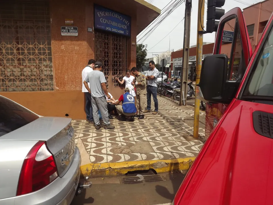 Acidente em Apucarana deixa condutora de motocicleta com ferimento