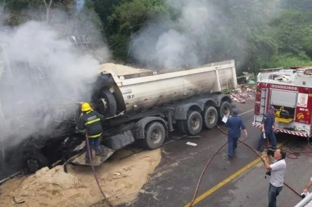 Veículo de carga pega fogo e 3 pessoas morrem na BR-470 -  Foto: Gilmar de Souza/RBS
