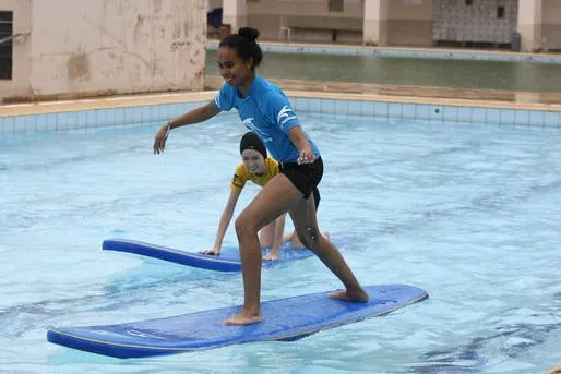 Estudantes têm aulas de surfe na piscina do Colégio Estadual do Paraná